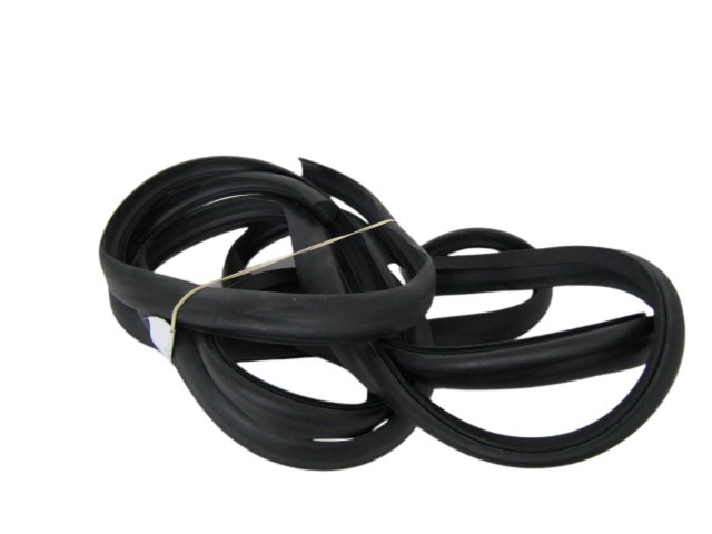 Rubber achterklep 145+245+265 240 estate (1372058) op de achterklep-1981